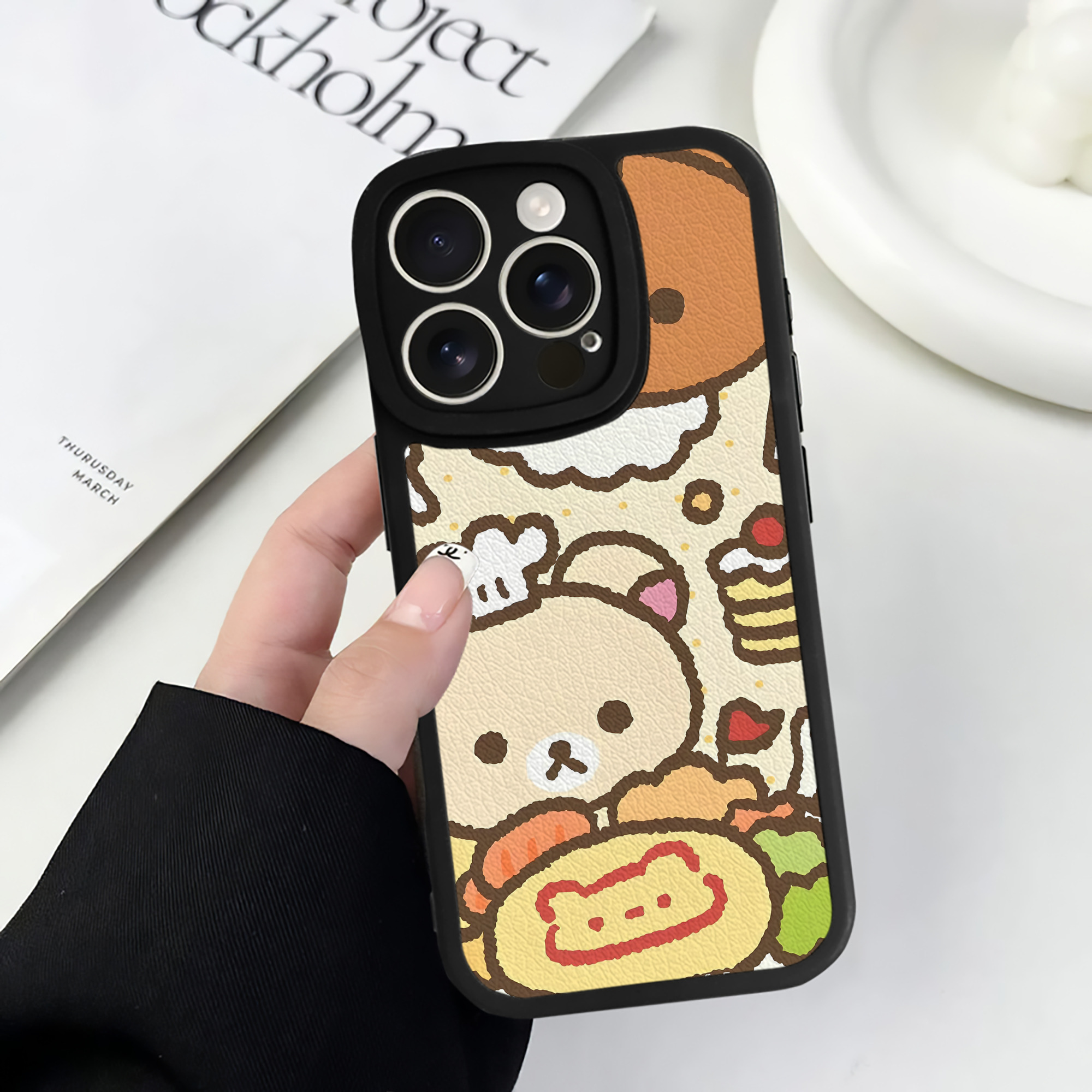 （画像用） リラックマ リラックマ キイロイトリ Rilakkuma Korilakkuma Kiiroitori 【iPhone 16シリーズ対応】シリコンスマホケース（レザー調） 材質：シリコン